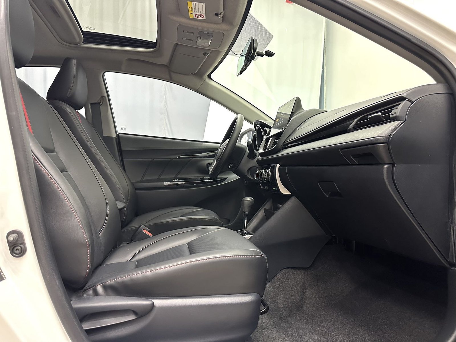 Toyota Yaris L 2022 года Yaris LX 1.5 л CVT Premium Edition — изображение 12